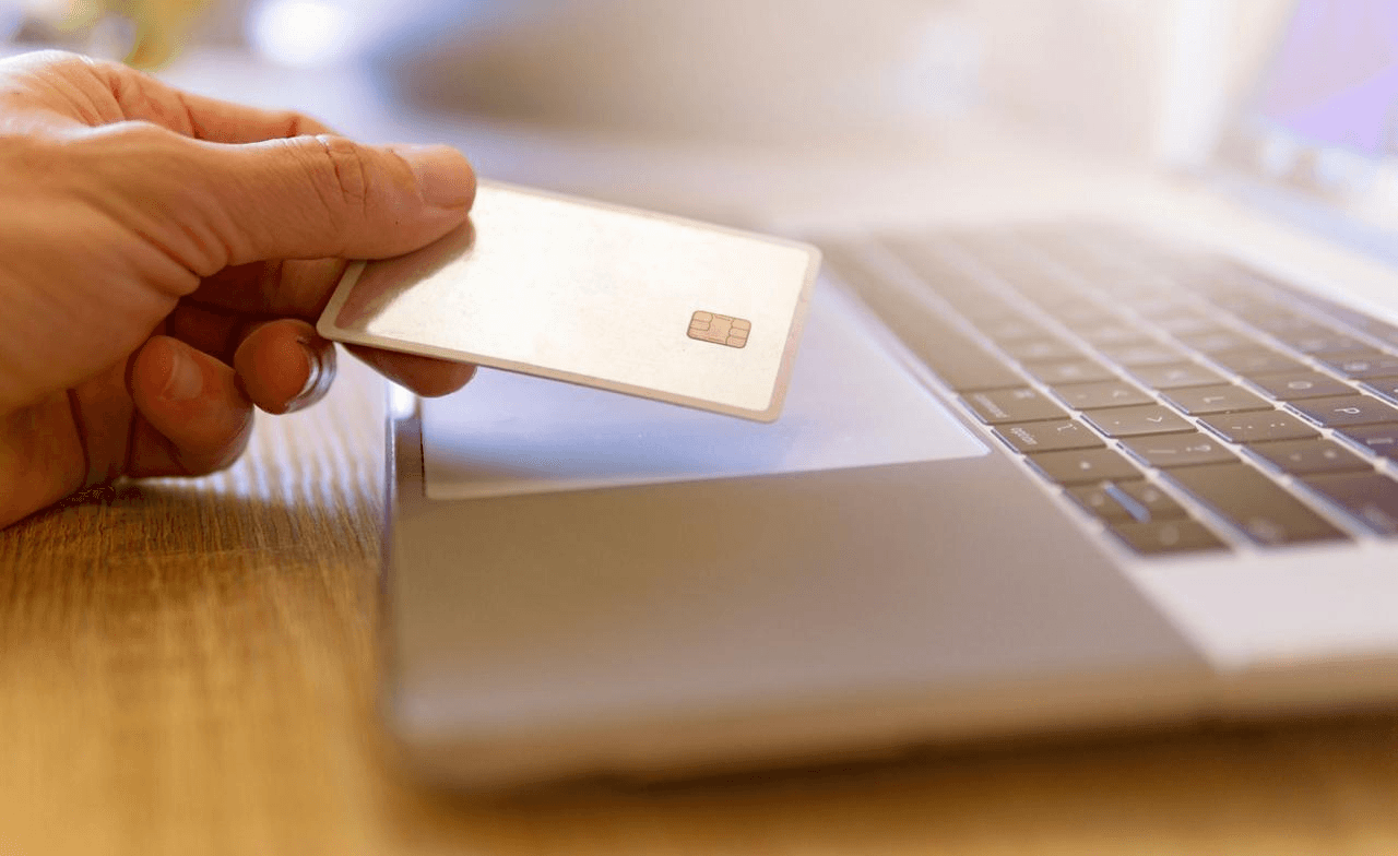 Client qui règle par carte bancaire