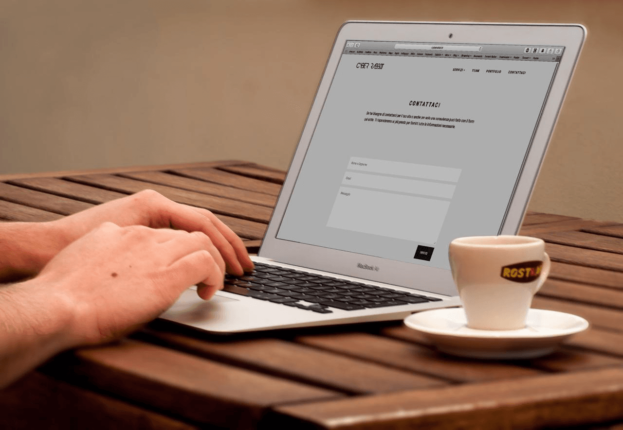 Artisan qui consulte son site internet sur son ordinateur